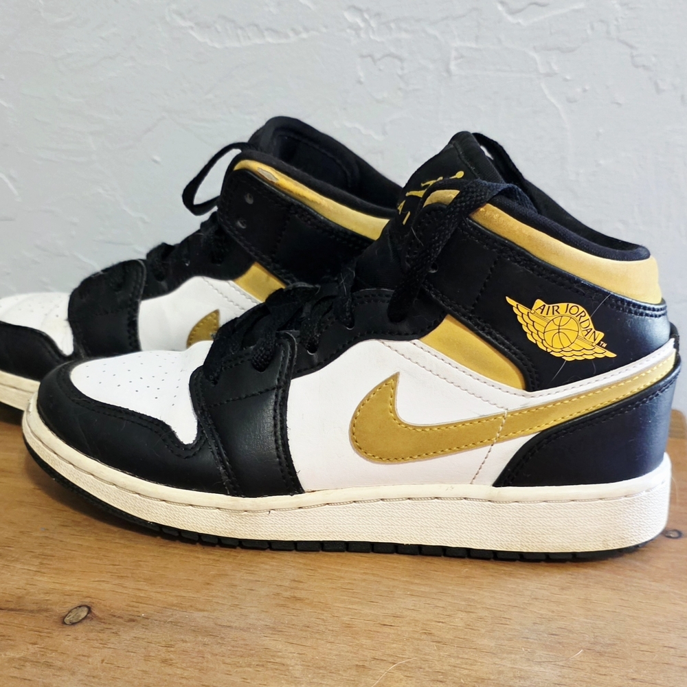 Boys Nike Air Jordan 1 Mid Shoes